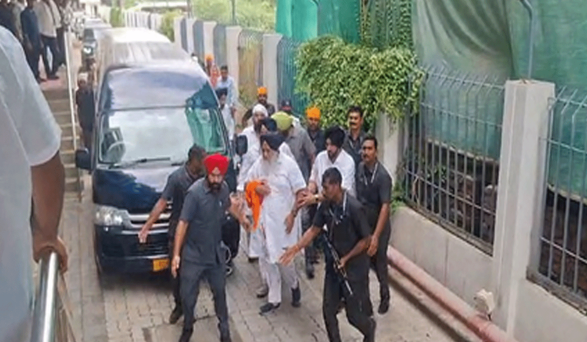 Sukhbir Singh Badal attacked by Nihang in Nanded, security personnel also injured