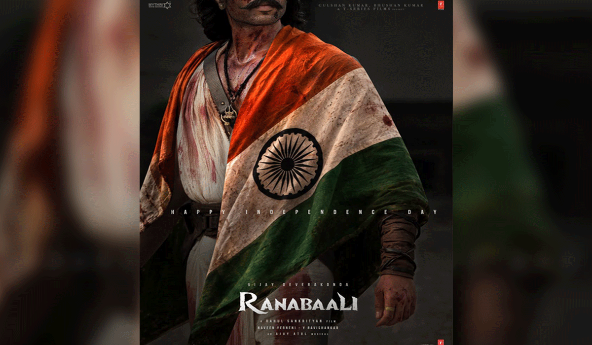 Vijay Deverakonda wishes masses a happy Independence Day; urges people to "never forget the cost"