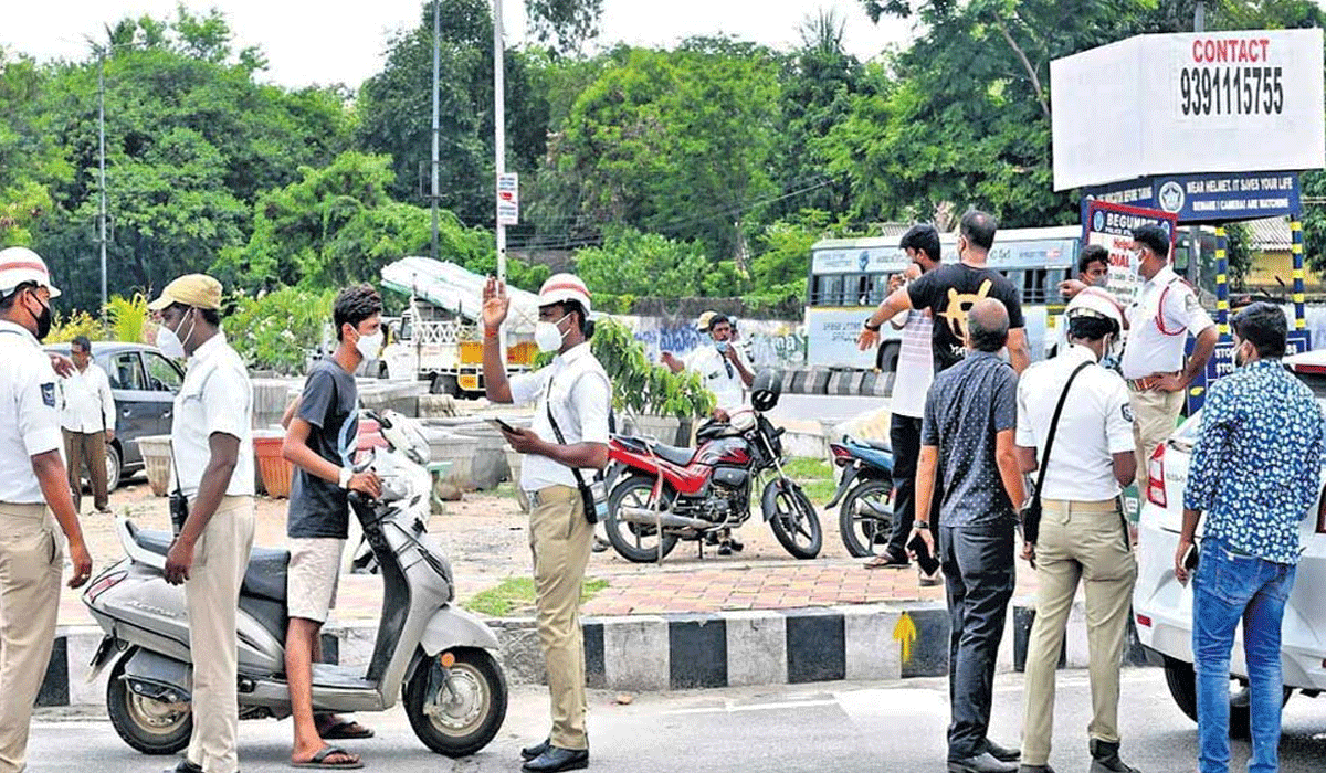Hyderabad Traffic Police Drive: 1,015 Cases Booked for Blocking Free Left, 334 Against Minor Drivers