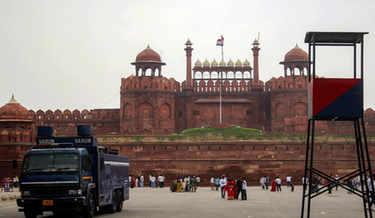Red Fort area combed as Delhi Mayor's office gets email threatening bomb blasts