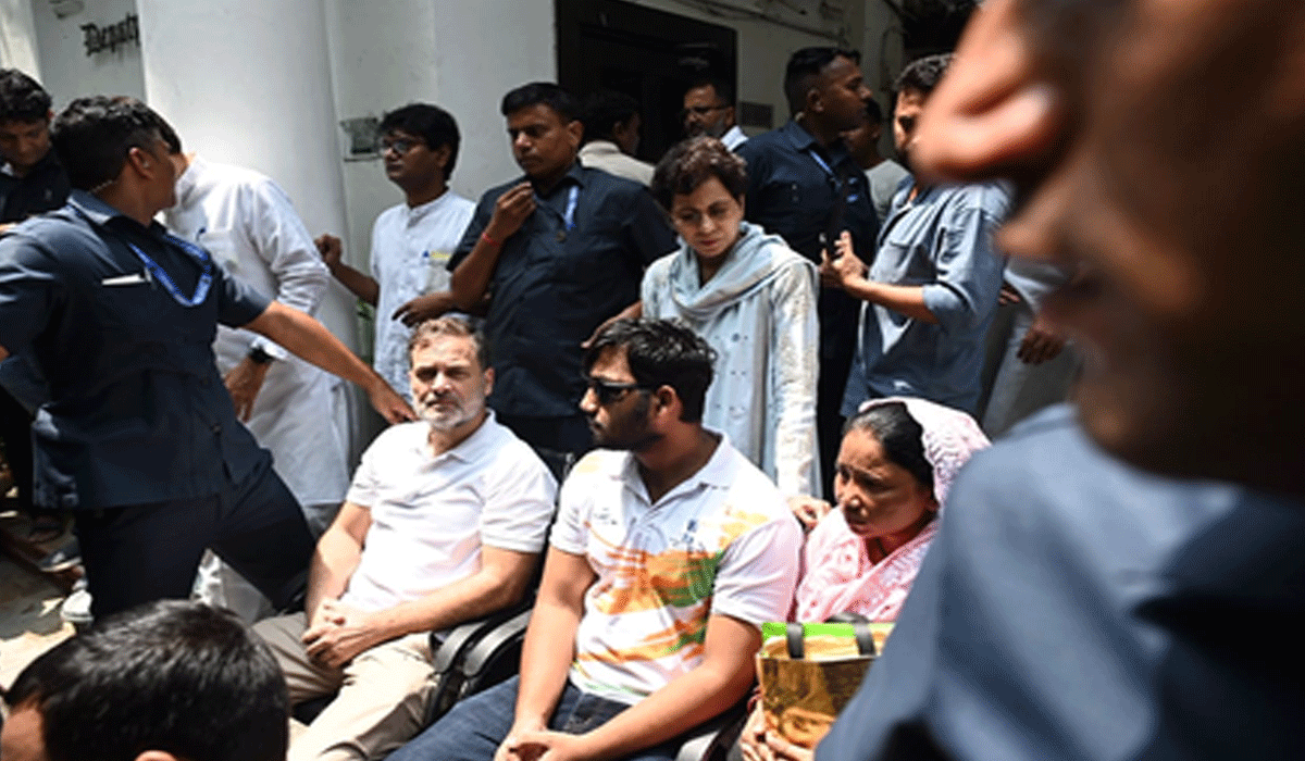 Pellet guns issue intensifies: LoP Rahul Gandhi reaches police station at Parliament Street