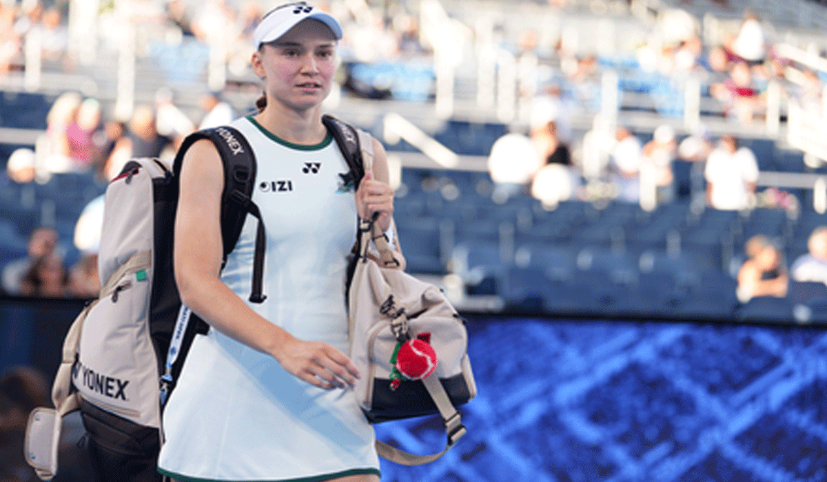 Rybakina retires with ankle injury as Swiatek reaches Cincinnati SF