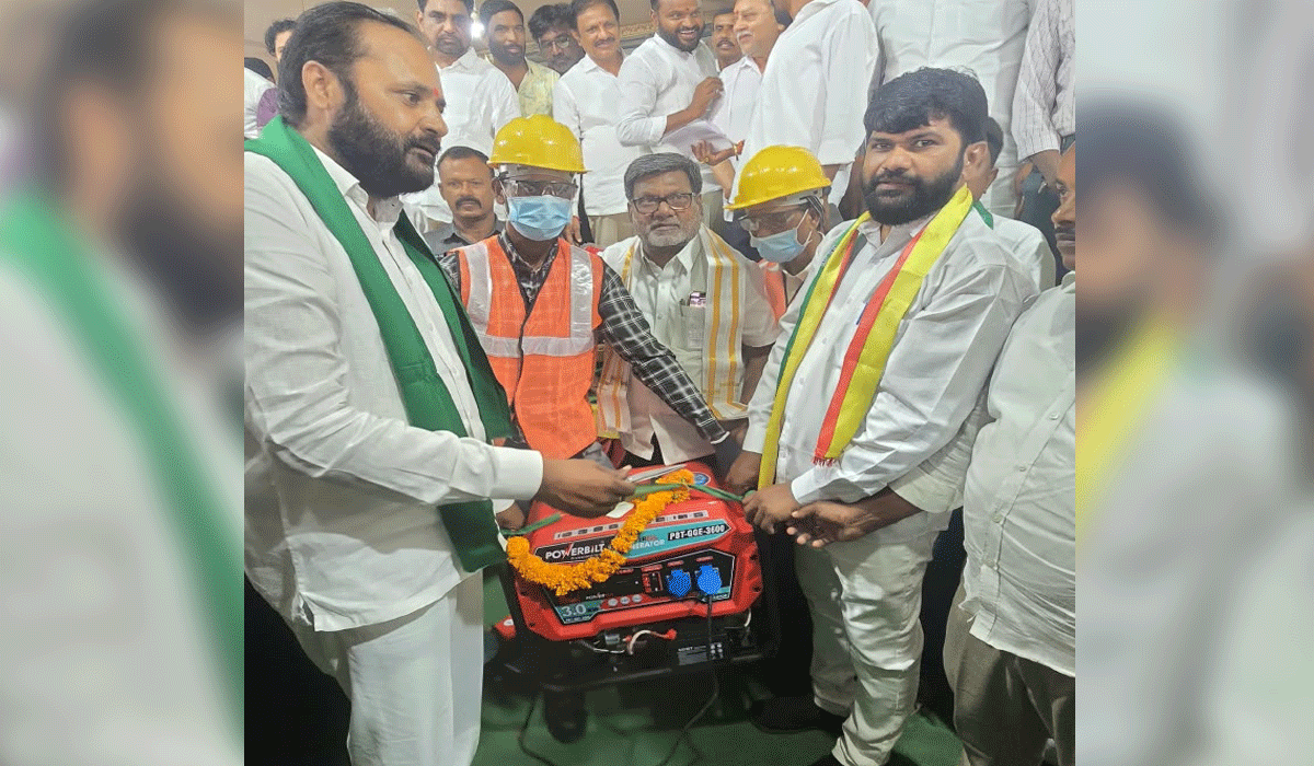 Peddapalli: Chief Whip C. Vijay Ramana Rao distributes generator, tool kits to Turka Kasha community