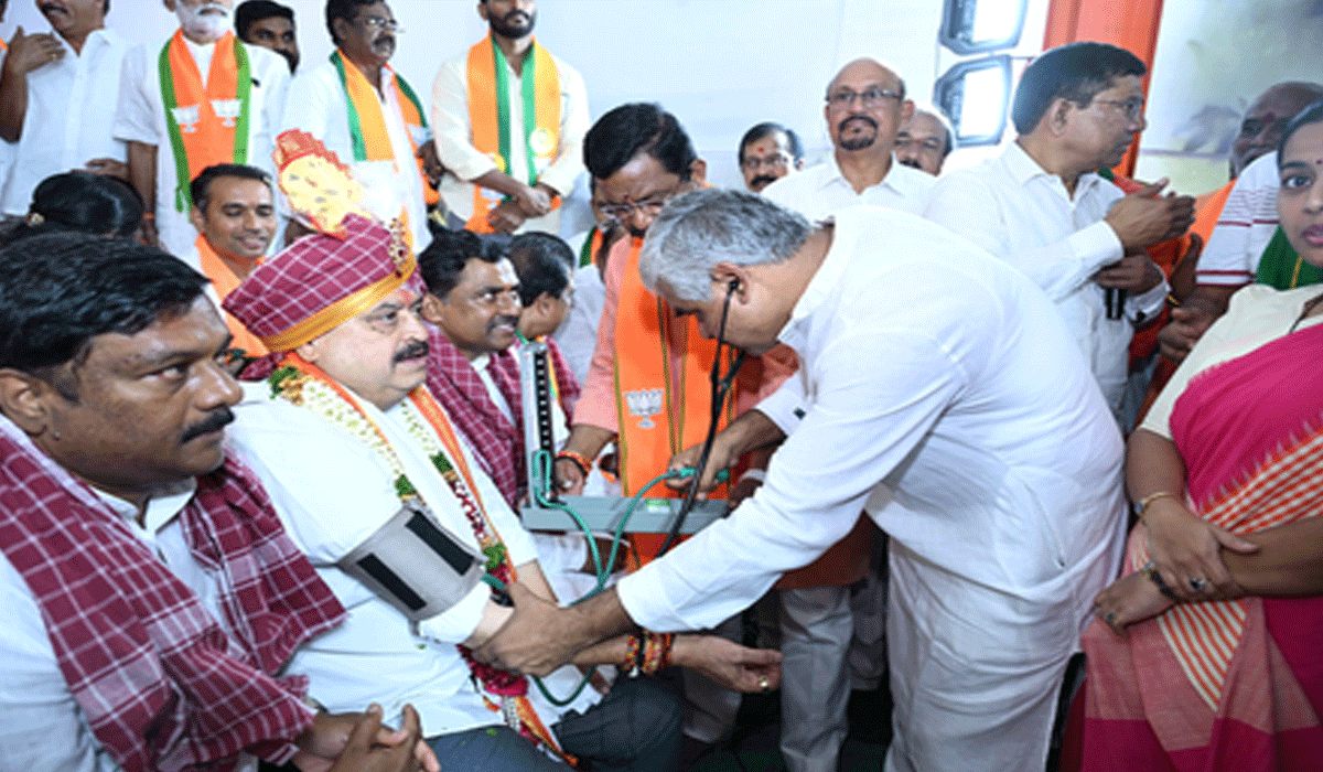 Telangana BJP chief ends hunger strike after taking ill