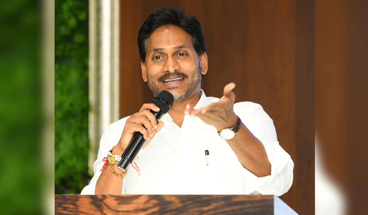 Jagan asks YSRCP cadres to capitalise on anti-incumbency in local body polls