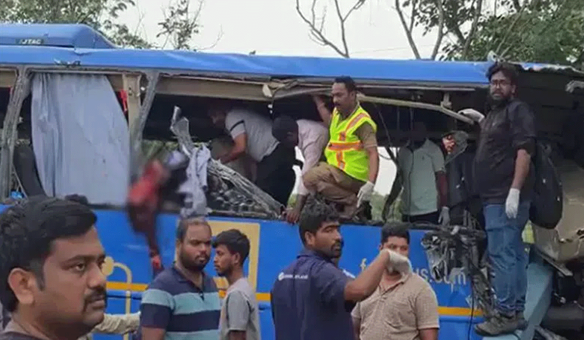 Hyderabad–Eluru Bus Crashes into Container Lorry in Suryapet; 6 Killed, 20 Injured