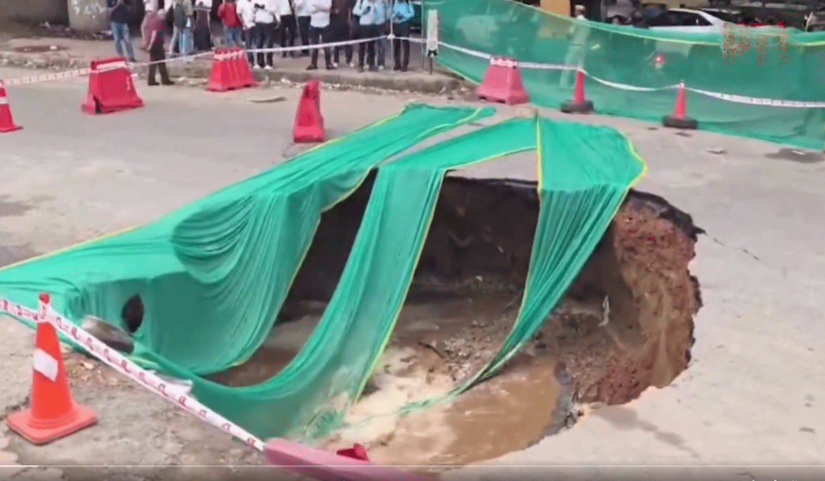 Massive Crater Opens Up on Road Near IFFCO Chowk in Gurugram, Police Erect Barricades