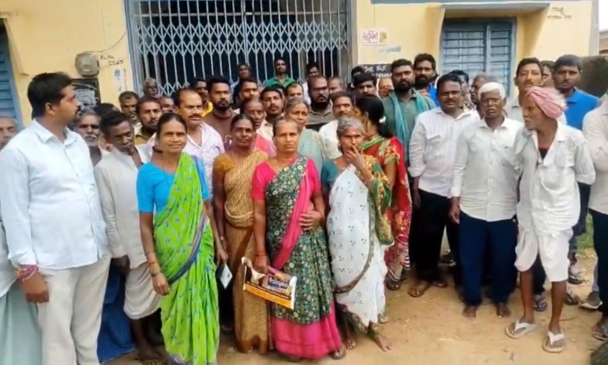 Nizamabad Farmers Lock PAUCS Godown Gates, Demand Cancellation of Urea App