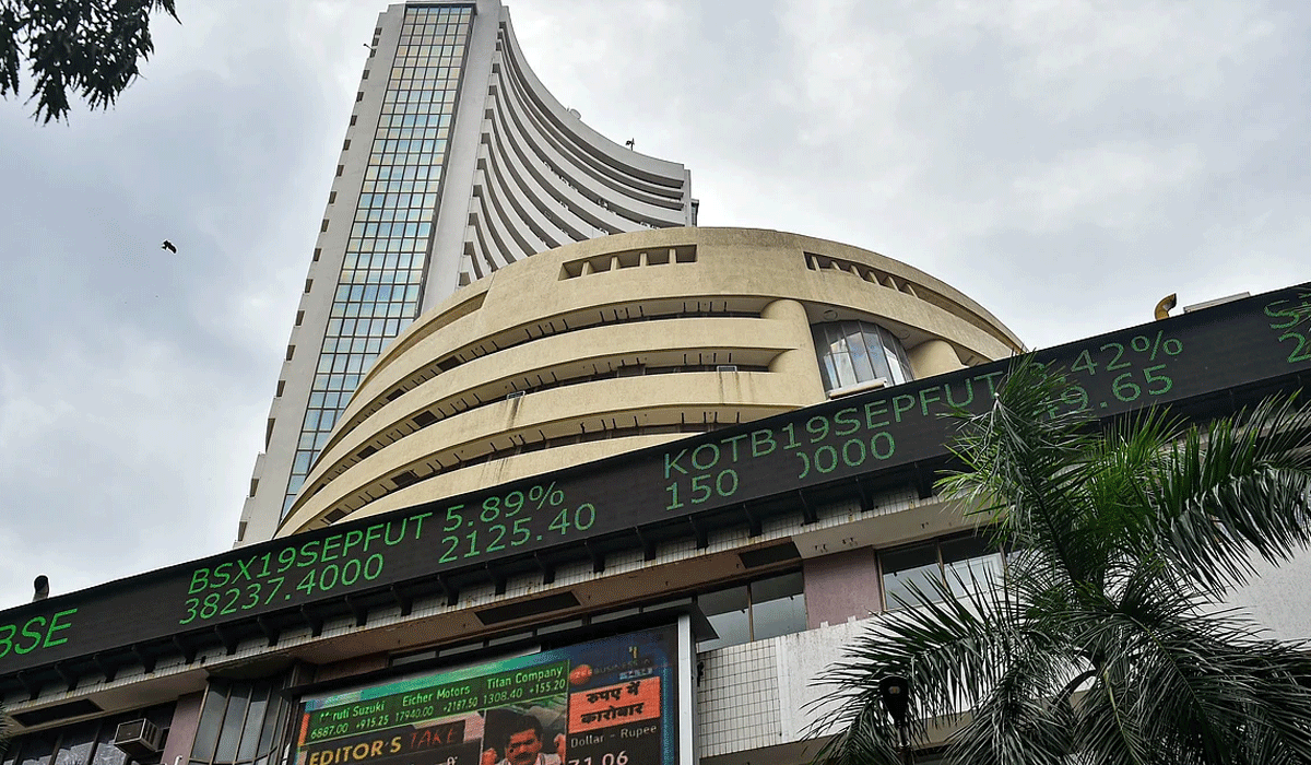 Sensex, Nifty trade flat in early deals amid geopolitical tensions
