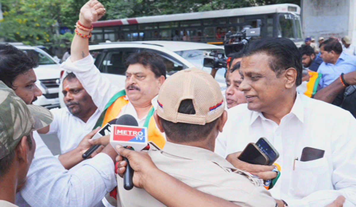 Telangana BJP chief detained during fee reimbursement protest, clash with police
