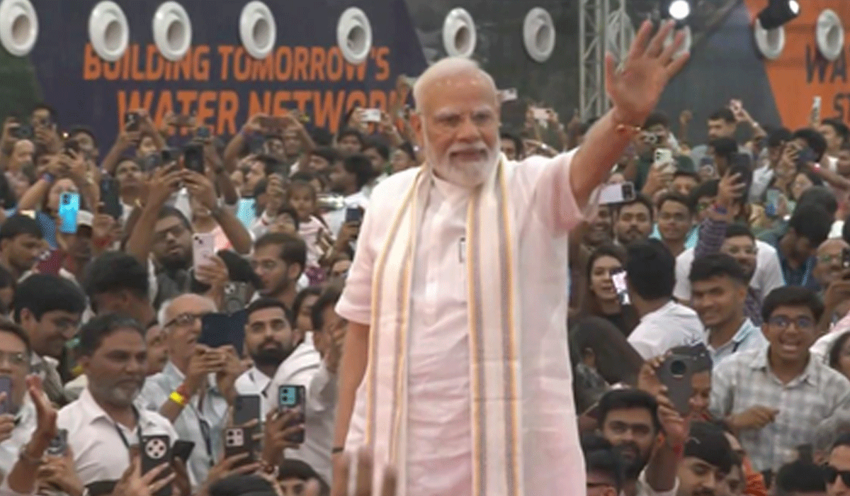 PM Modi gets rousing welcome in Vadodara, to unveil projects worth over Rs 35,000 crore