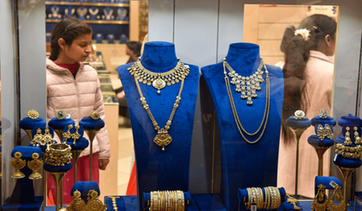 Gold, silver trade flat as dollar, US yields rise ahead of Fed decision
