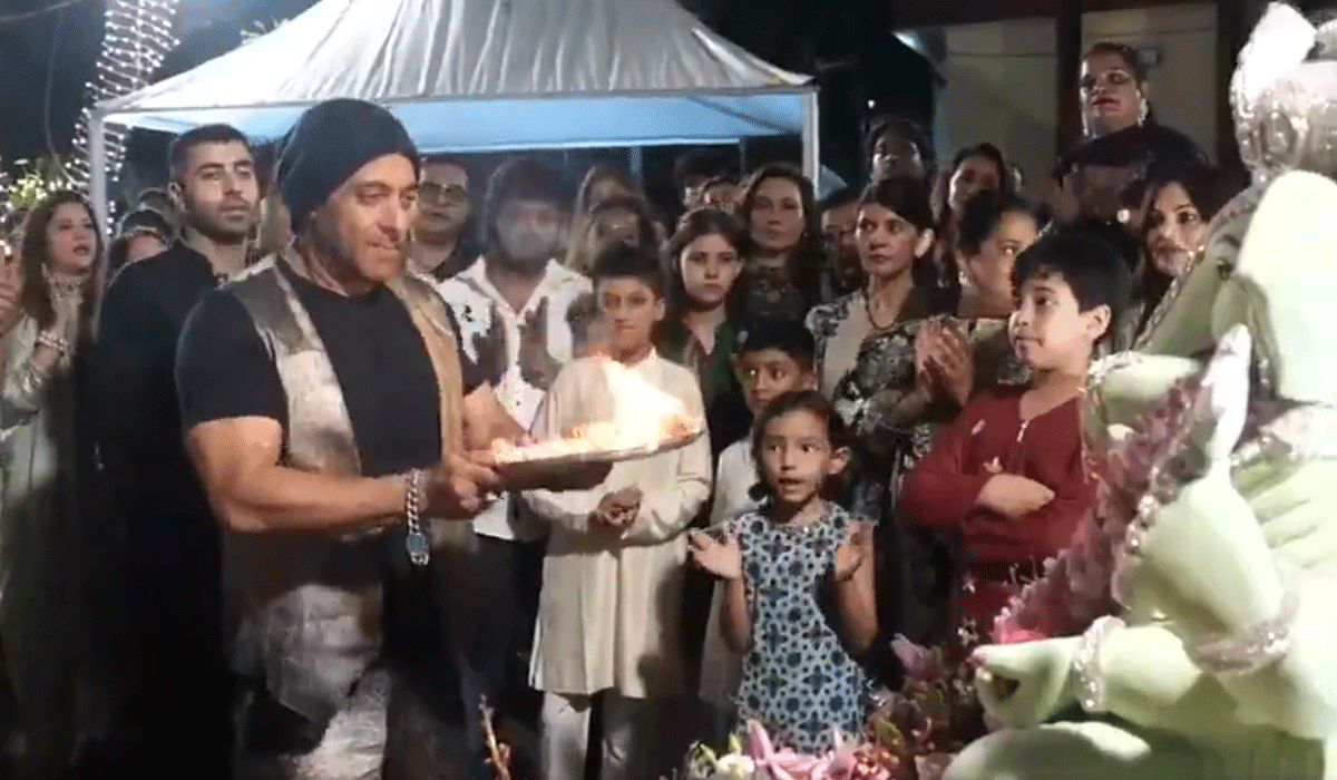 Salman Khan performs aarti incorrectly for Ganpati, Arpita Khan instantly corrects him
