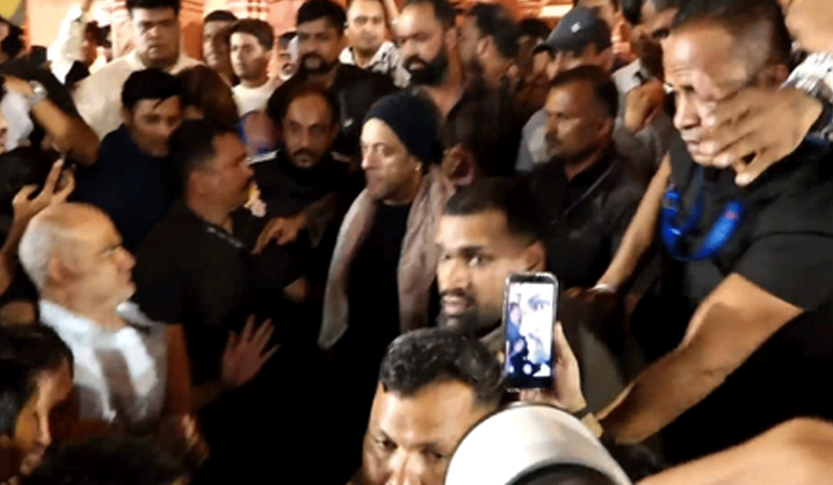 Salman Khan sneaks' moment to make little boys happy amidst being mobbed by fans
