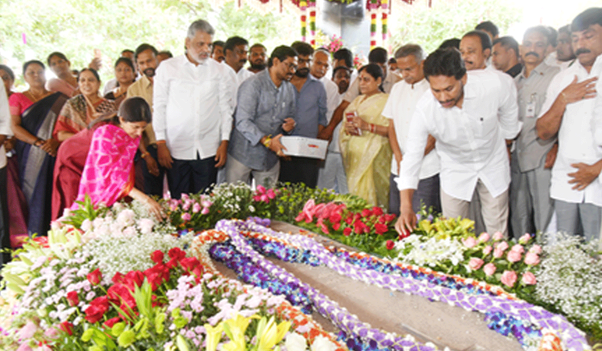 Jagan, Sharmila pay tributes to father YSR on his 17th death anniversary