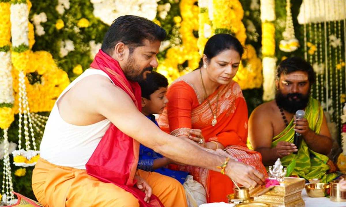 Telangana Guv offers first puja to Khairatabad Ganesh CM wishes people